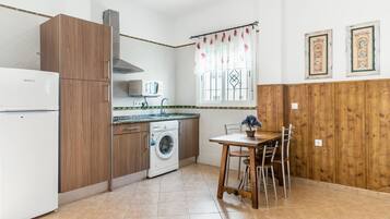 Réfrigérateur, micro-ondes, plaque de cuisson, cafetiÚre/bouilloire