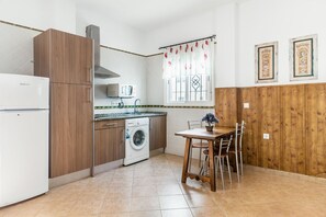 Frigorífico, microondas, placa de cocina y cafetera o tetera