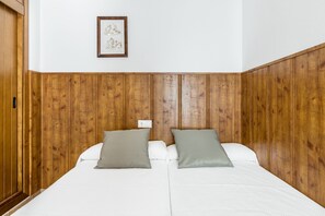1 dormitorio, tabla de planchar con plancha, wifi gratis y ropa de cama