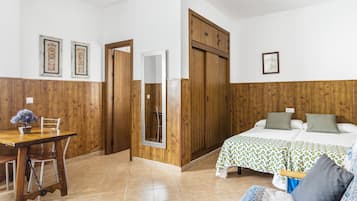 1 slaapkamer, een strijkplank/strijkijzer, gratis wifi, beddengoed