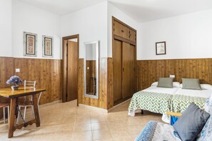 1 slaapkamer, een strijkplank/strijkijzer, gratis wifi, beddengoed