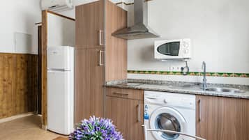 Een koelkast, een magnetron, een kookplaat