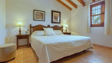 4 bedrooms, iron/ironing board, free WiFi, bed sheets