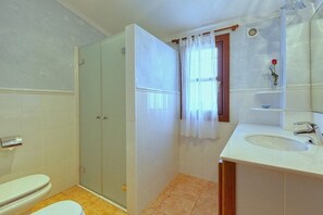 Douche, articles de toilette (gratuits), serviettes fournies