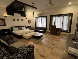 Presidential Room, Balcony - Aakritii Hotels (Gurugram)