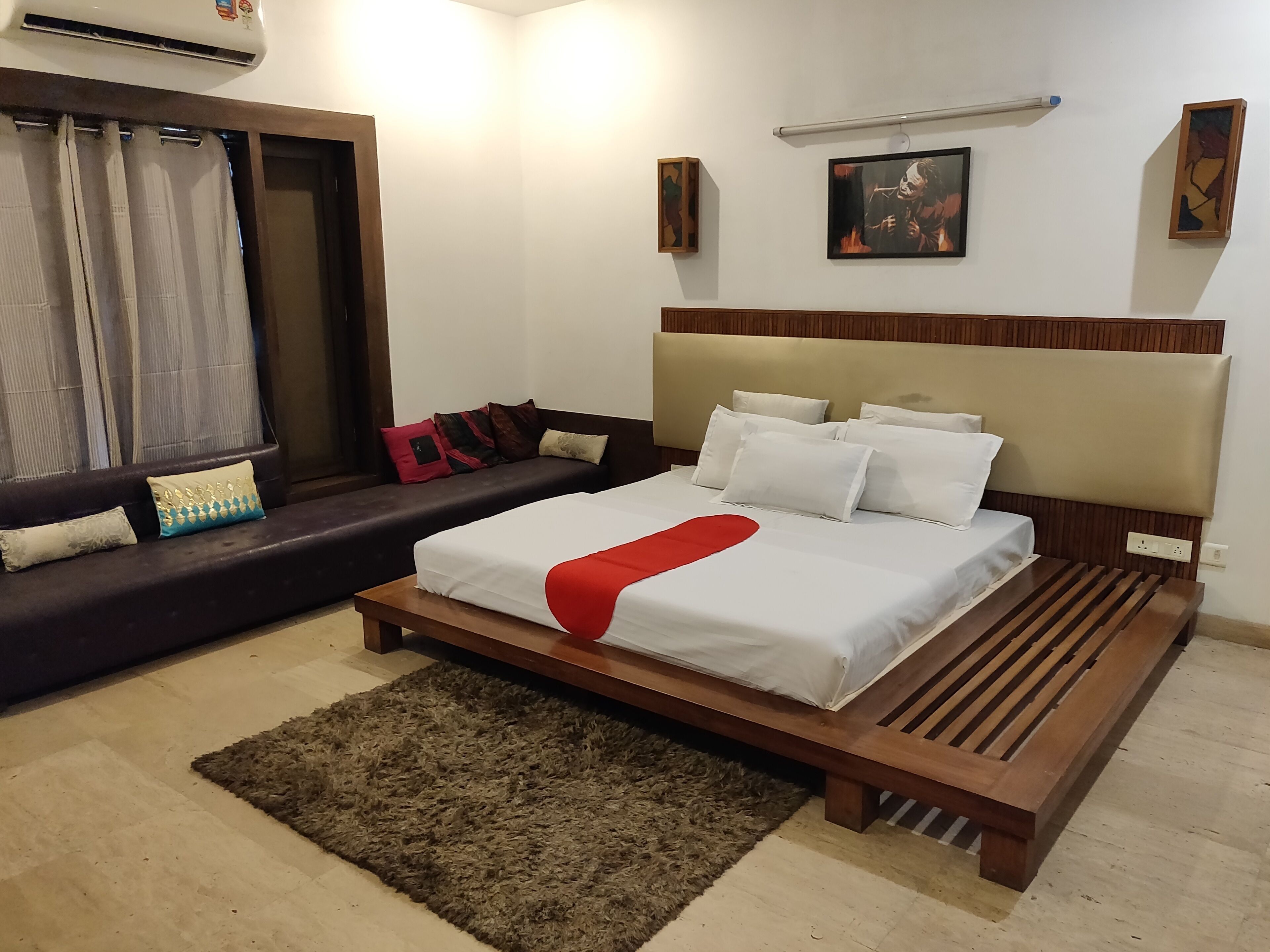 Desk, laptop workspace, free WiFi, bed sheets