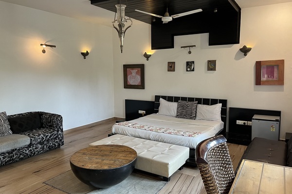 Escritorio, espacio para trabajar con laptop y wifi gratis