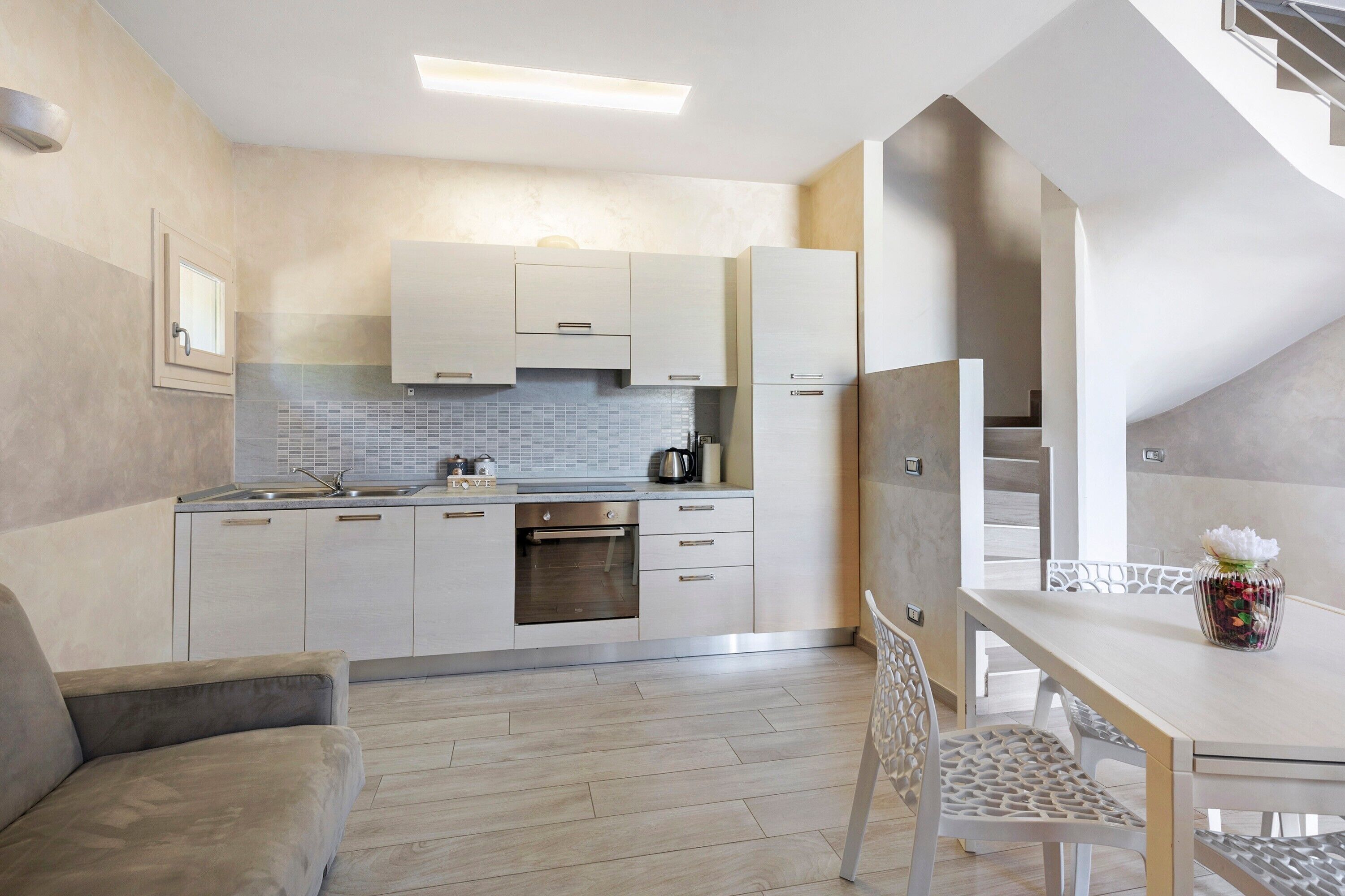 Frigorifero, microonde, forno, piano cottura