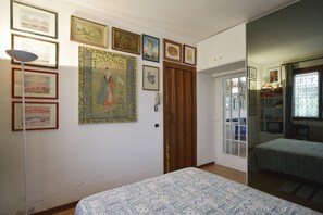 1 habitación, tabla de planchar con plancha, wifi gratis y ropa de cama