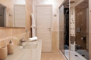 Douche, sèche-cheveux, serviettes fournies