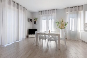 Dining - Bright and Modern – Damasco Three-Room Apartment (Lonato del Garda)