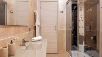 Douche, sĂšche-cheveux, serviettes fournies