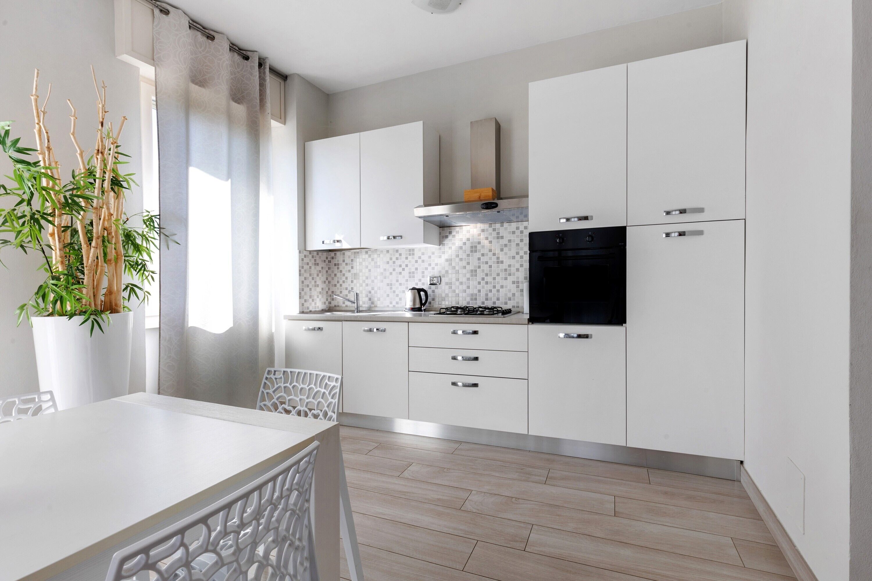 Frigorifero, forno, piano cottura, lavastoviglie