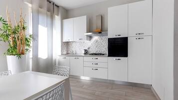 Frigorifero, forno, piano cottura, lavastoviglie