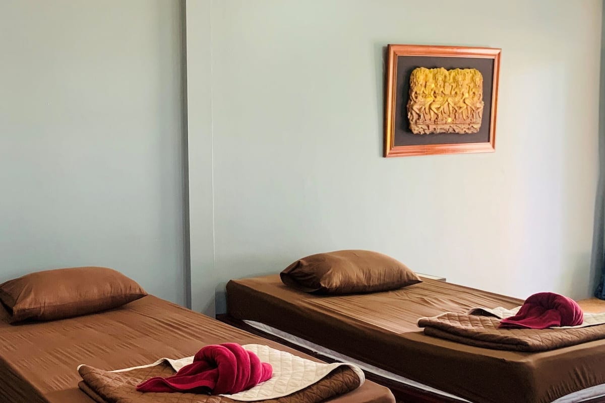 Chambre supérieure avec lits jumeaux | Rideaux d’obscurcissement, accès au Wi-Fi (inclus), literie fournie