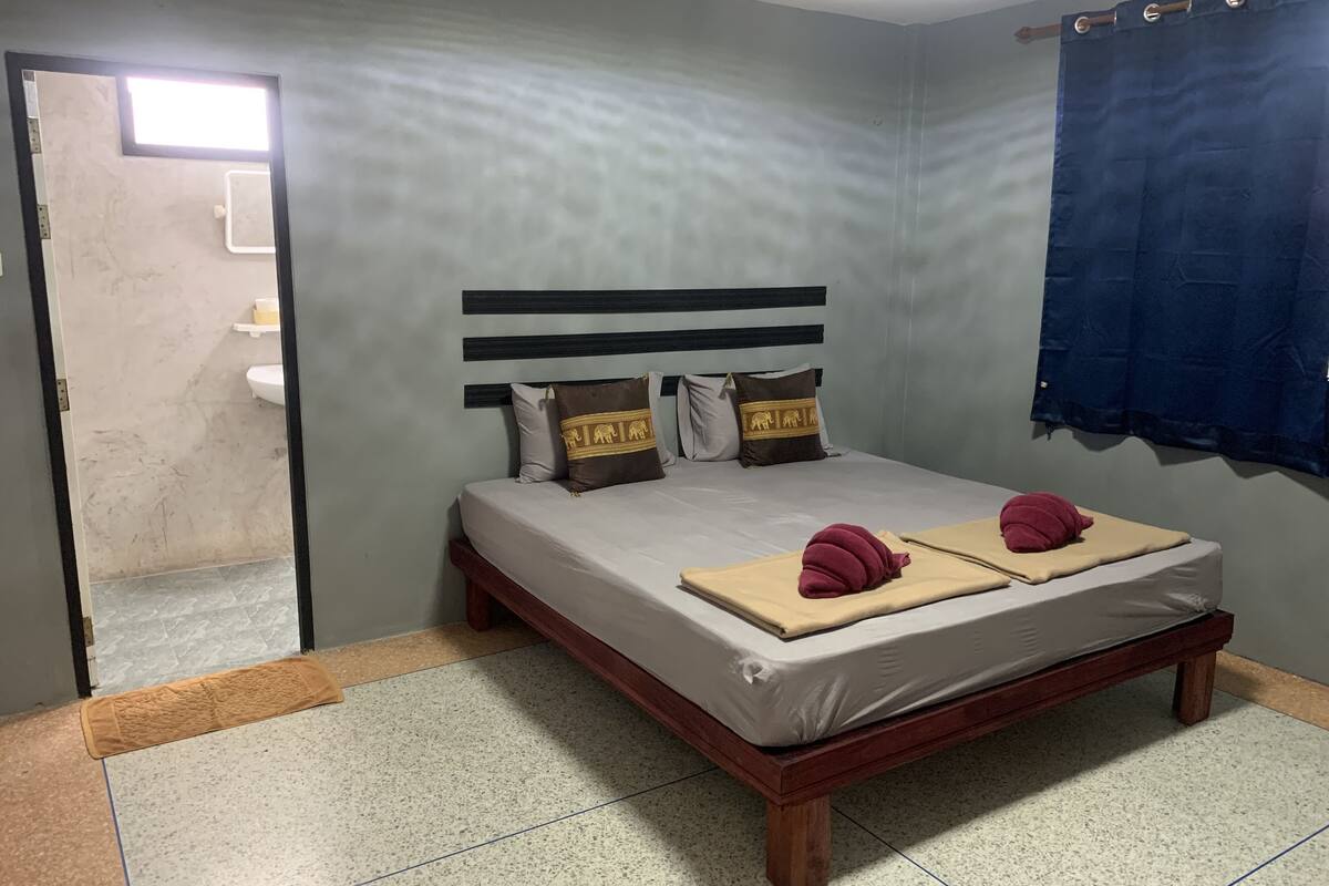 Blackout drapes, free WiFi, bed sheets