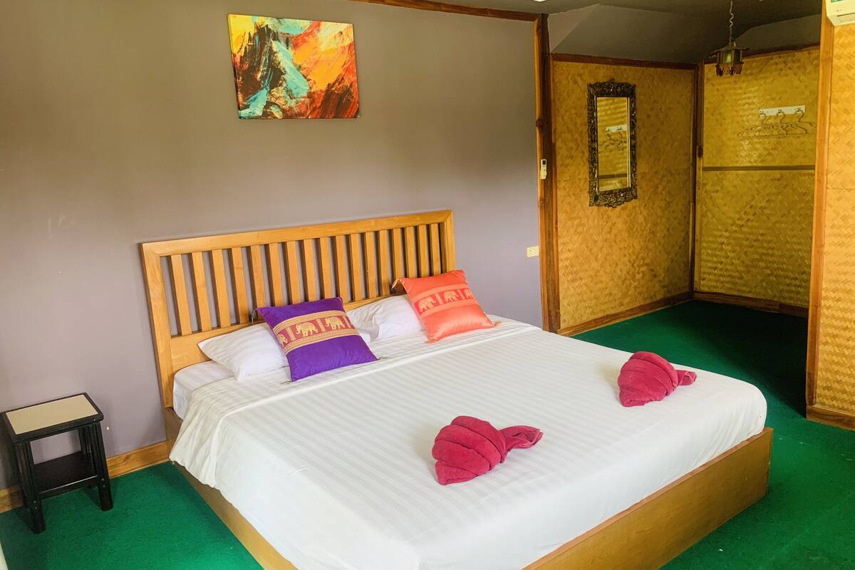 Chambre Deluxe double, 1 chambre | Rideaux d’obscurcissement, accès au Wi-Fi (inclus), literie fournie