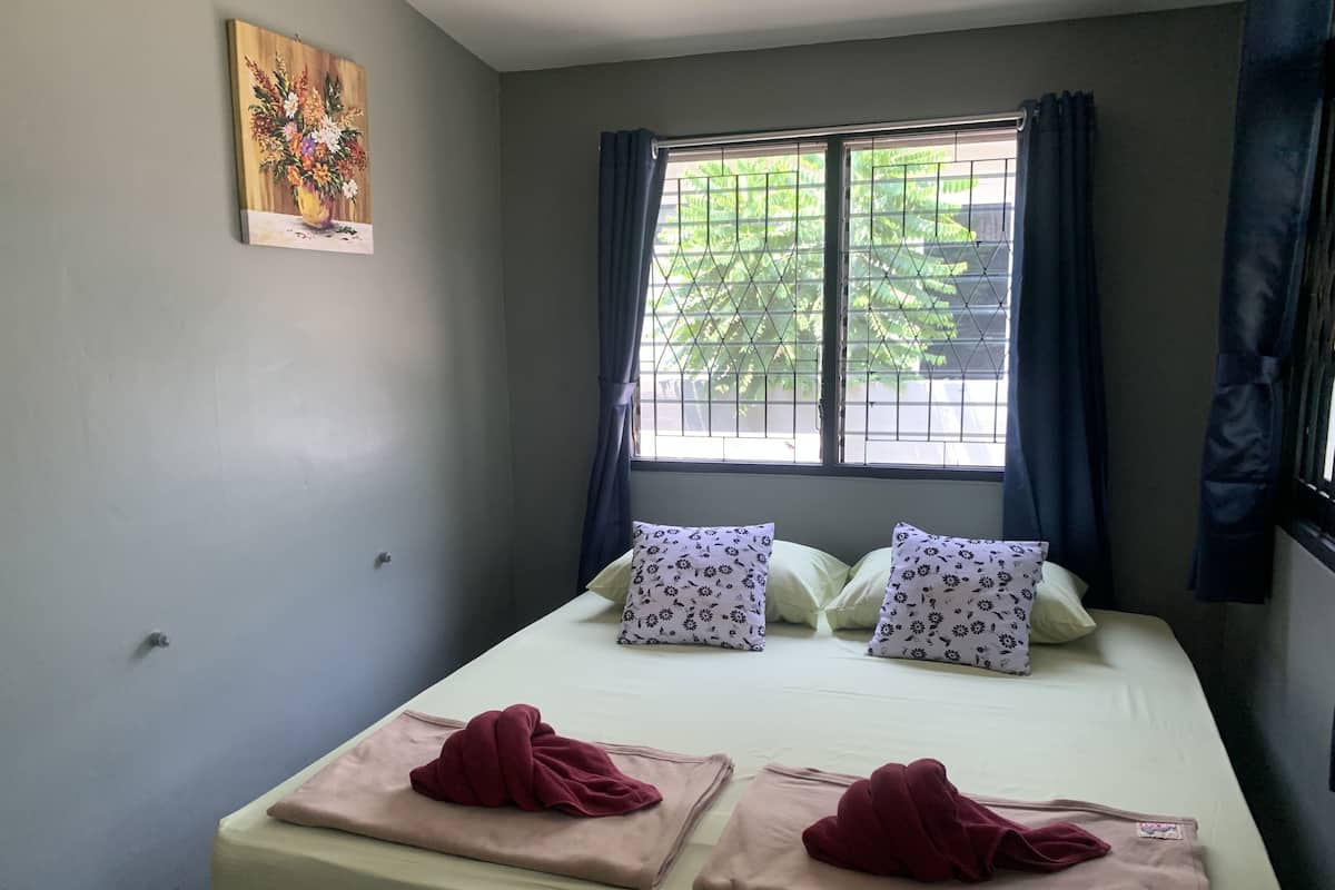 Chambre de base double | Rideaux d’obscurcissement, accès au Wi-Fi (inclus), literie fournie