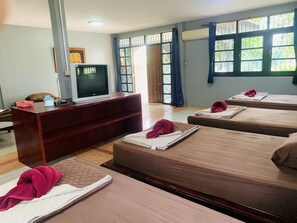 Dormitorio compartido básico | Cortinas blackout, wifi gratis y ropa de cama 