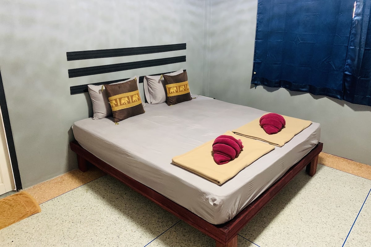 Chambre de base double | Rideaux d’obscurcissement, accès au Wi-Fi (inclus), literie fournie