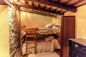 6 bedrooms, iron/ironing board, free WiFi, bed sheets