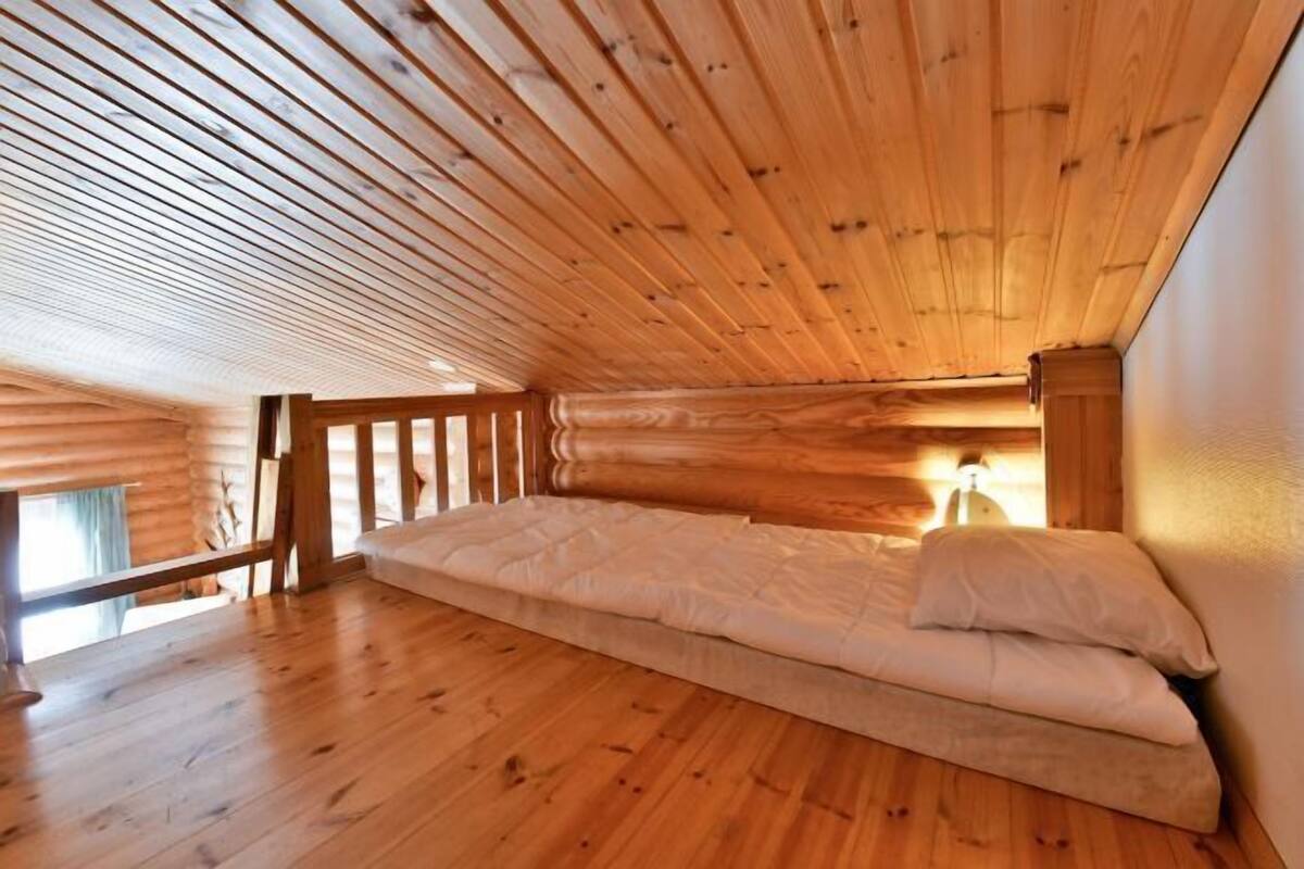 1 habitación y tabla de planchar con plancha
