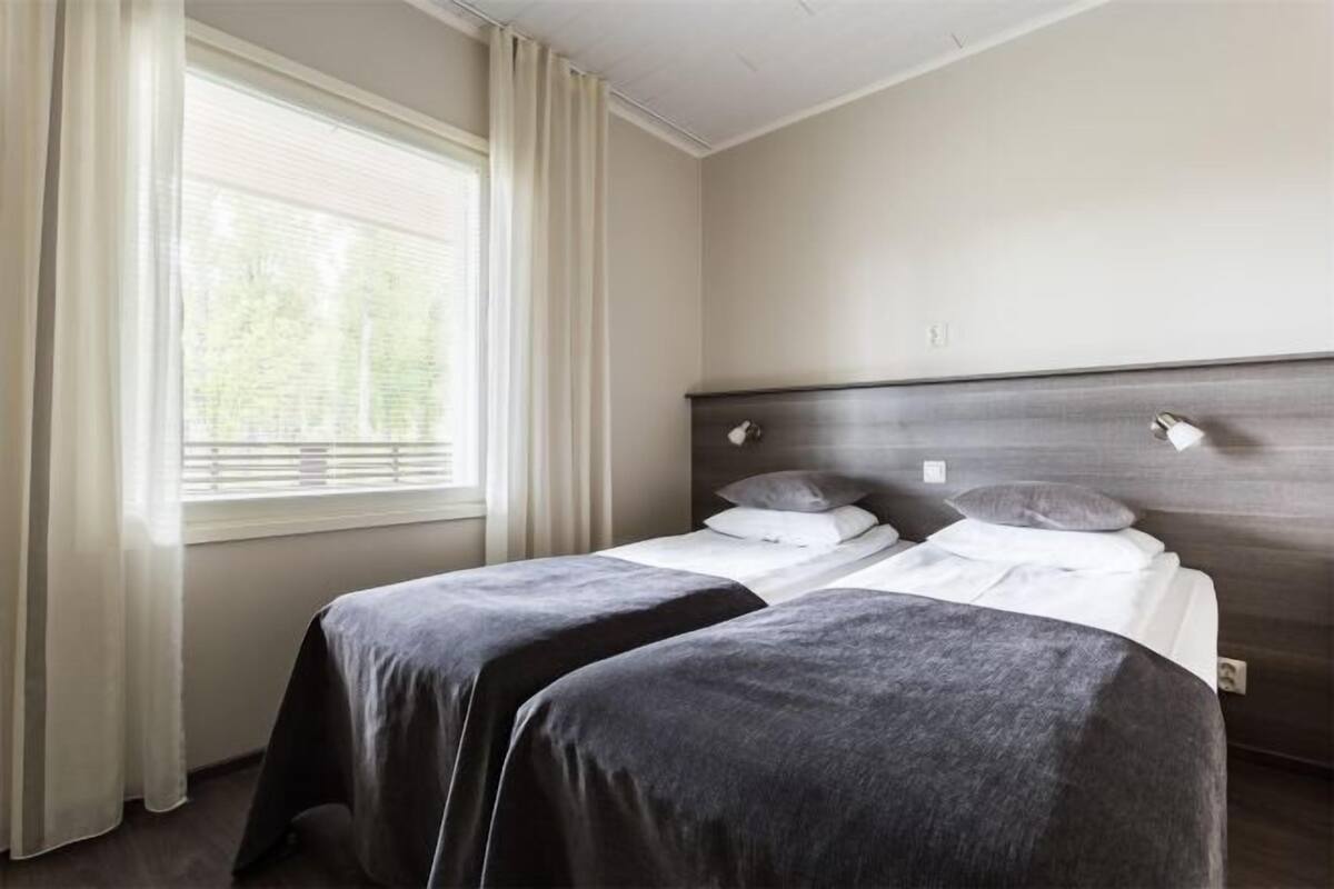 1 habitación y tabla de planchar con plancha