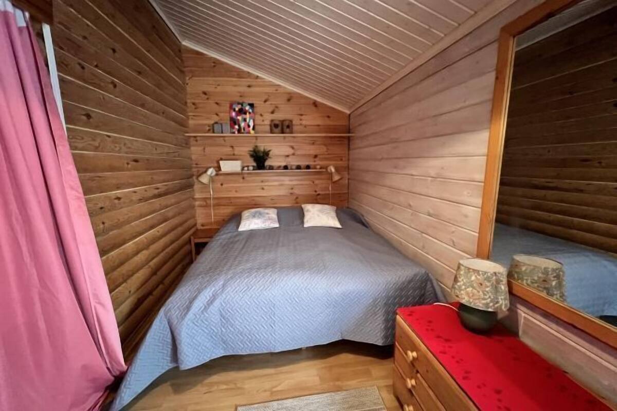 1 habitación y tabla de planchar con plancha