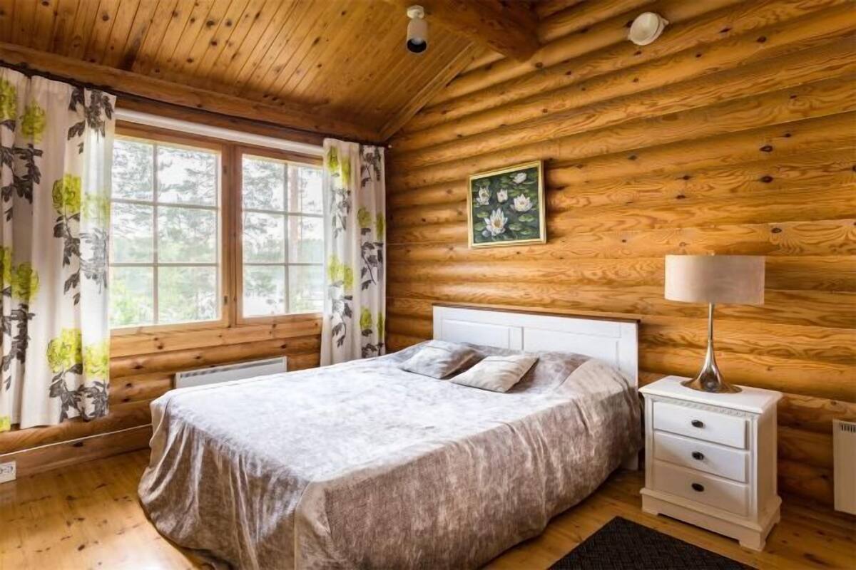 1 habitación y tabla de planchar con plancha