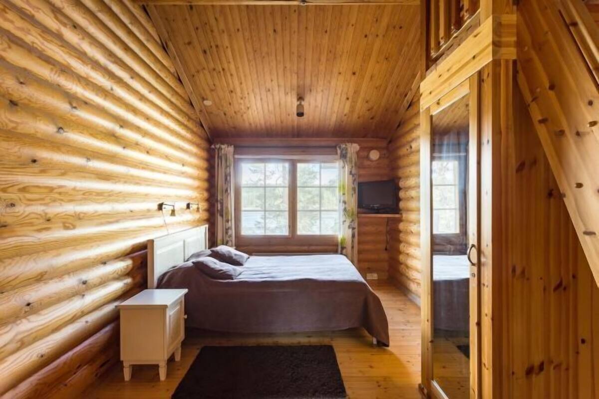 1 habitación y tabla de planchar con plancha