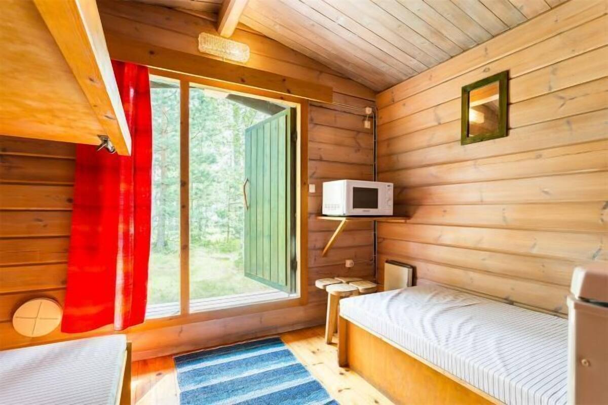 1 habitación y tabla de planchar con plancha