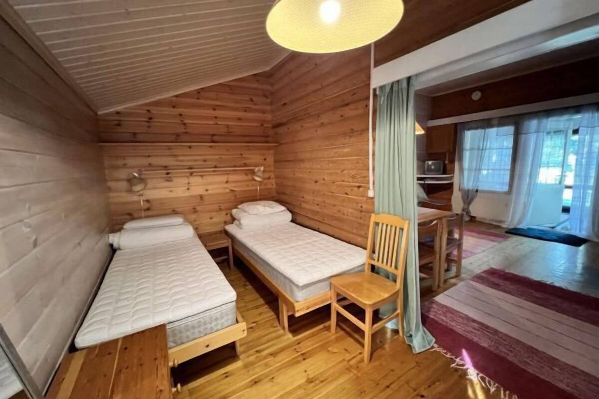 1 habitación y tabla de planchar con plancha