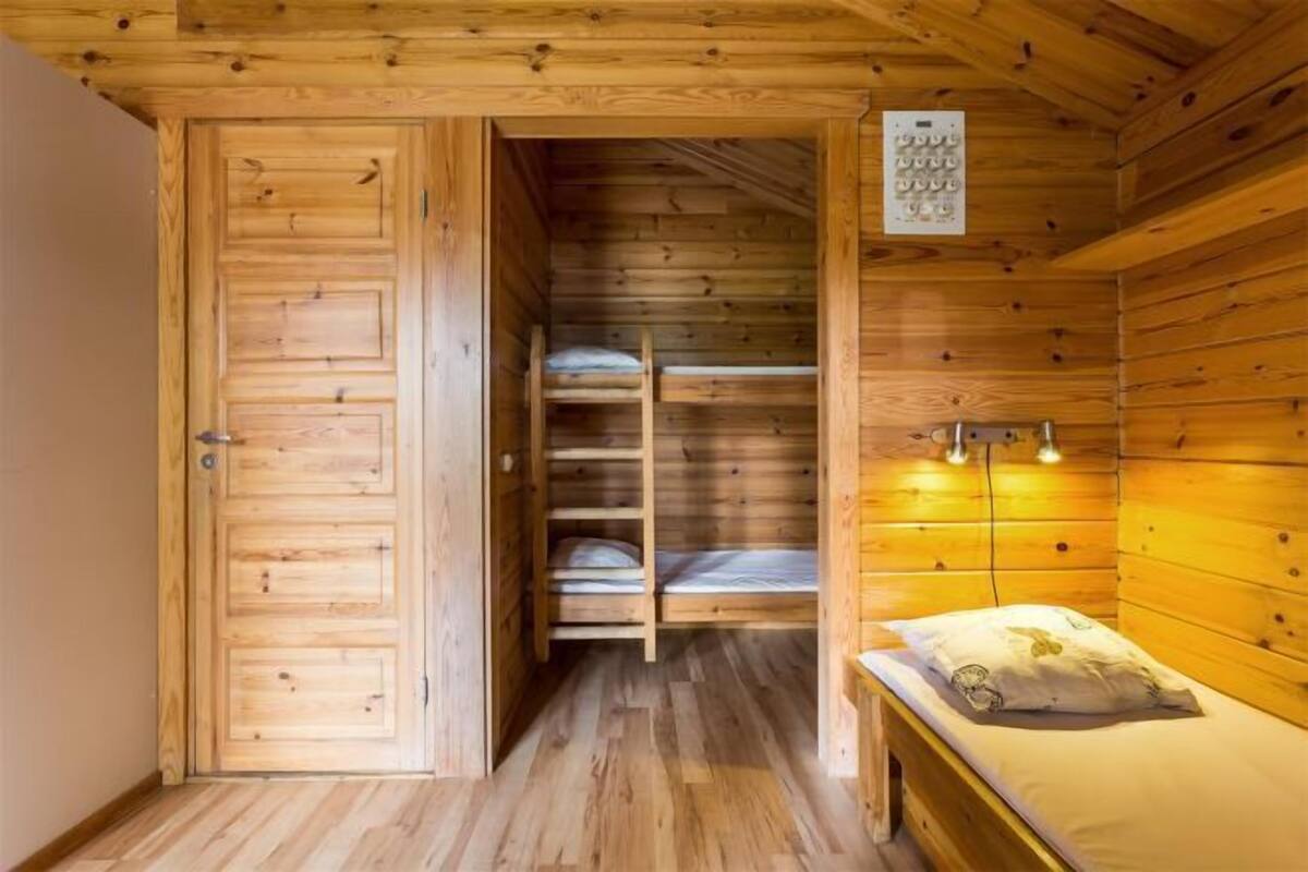 1 habitación y tabla de planchar con plancha