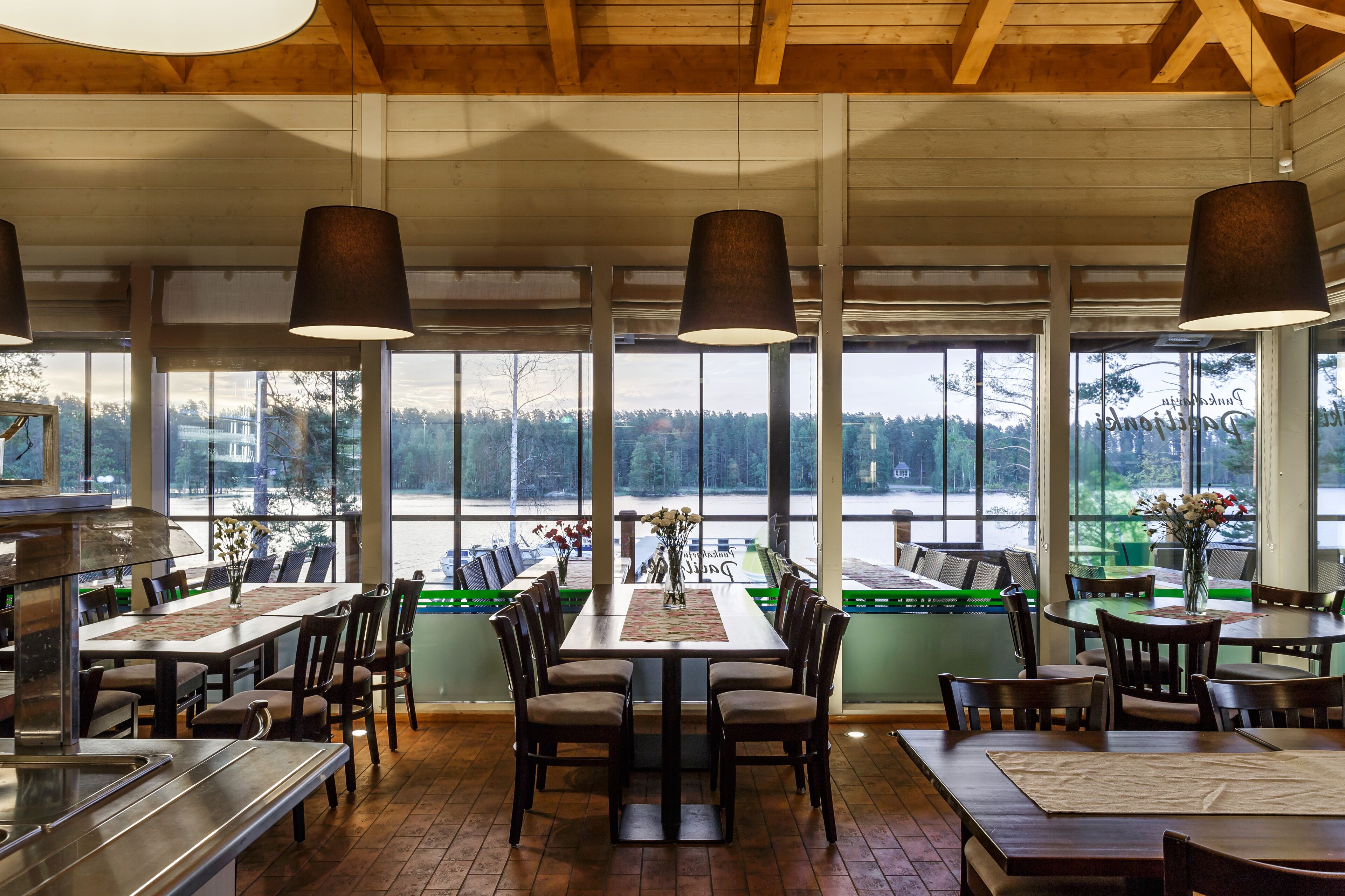 Déjeuner et dîner servis sur place, spécialités Cuisine régionale