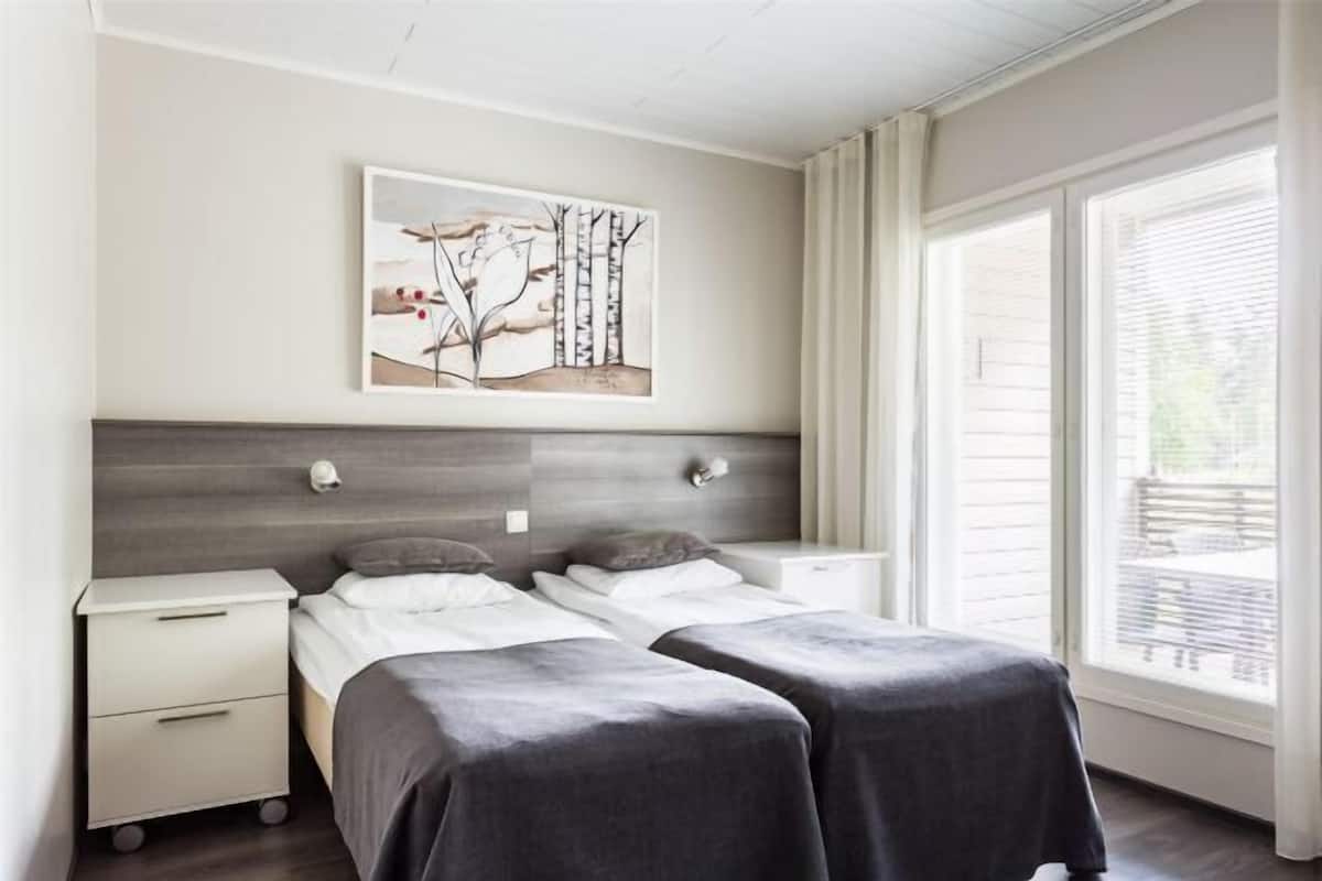 1 habitación y tabla de planchar con plancha