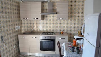 Kühlschrank, Ofen, Herdplatte, Wasserkocher mit Kaffee-/Teezubehör