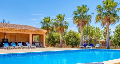 Fantastic Holiday Apartment with Pool, Wi-Fi, Terrace and Garden