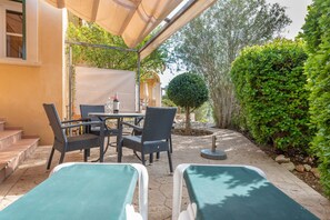 Outdoor dining -  Fantastic Holiday Apartment with Pool, Wi-Fi, Terrace and Garden (Campos)