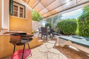 Outdoor dining -  Fantastic Holiday Apartment with Pool, Wi-Fi, Terrace and Garden (Campos)