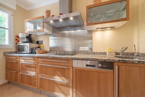 Réfrigérateur, micro-ondes, plaque de cuisson, lave-vaisselle