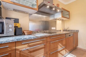 Kjøleskap, mikrobølgeovn, kokeplater og oppvaskmaskin