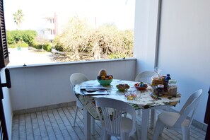 Outdoor dining - Cozy Apartment Near the Beach with Balcony (torre dell'orso)