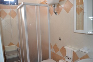 Shower - Cozy Apartment Near the Beach with Balcony (torre dell'orso)