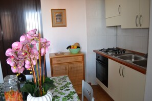 Fridge, oven, stovetop, coffee/tea maker - Cozy Apartment Near the Beach with Balcony (torre dell'orso)
