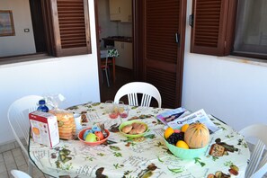 Outdoor dining - Cozy Apartment Near the Beach with Balcony (torre dell'orso)