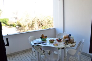 Outdoor dining - Cozy Apartment Near the Beach with Balcony (torre dell'orso)