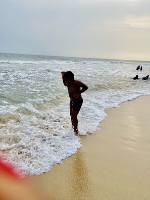 Ranta lähistöllä, valkoista hiekkaa, ilmaisia rantacabañoita