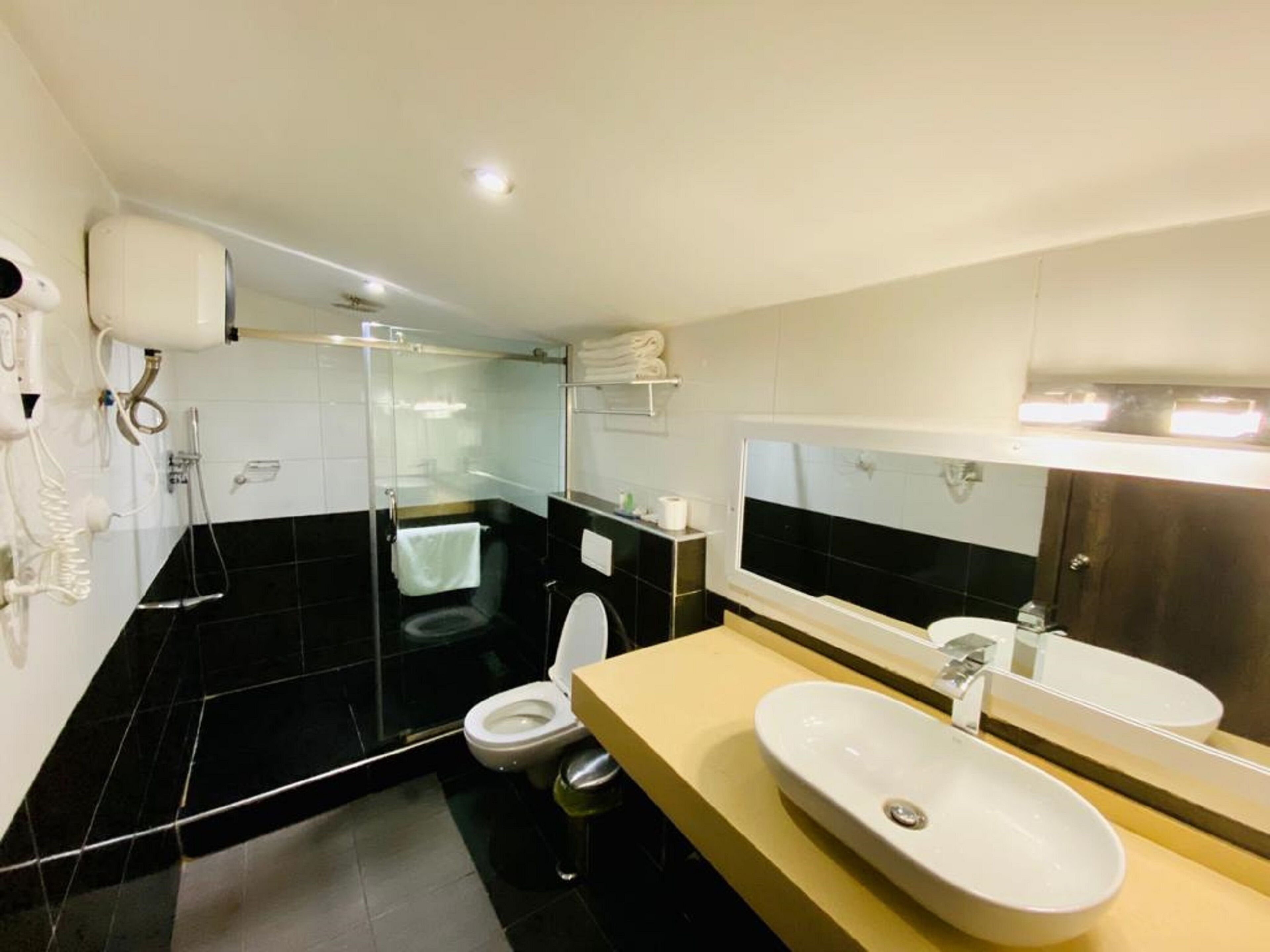 combined shower/bathtub, deep-soaking bathtub, rainfall showerhead