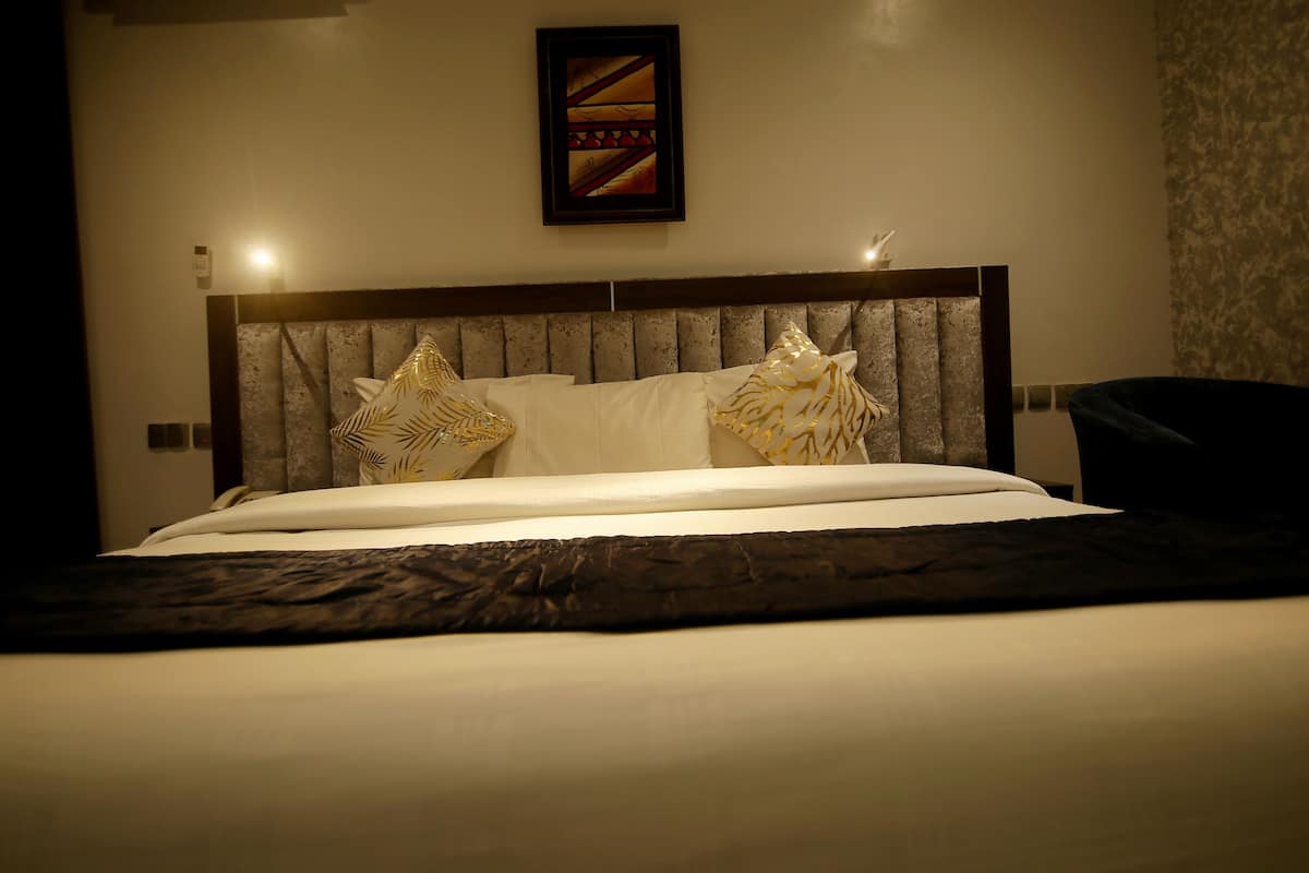 1 bedroom, egyptian cotton sheets, premium bedding, down duvets