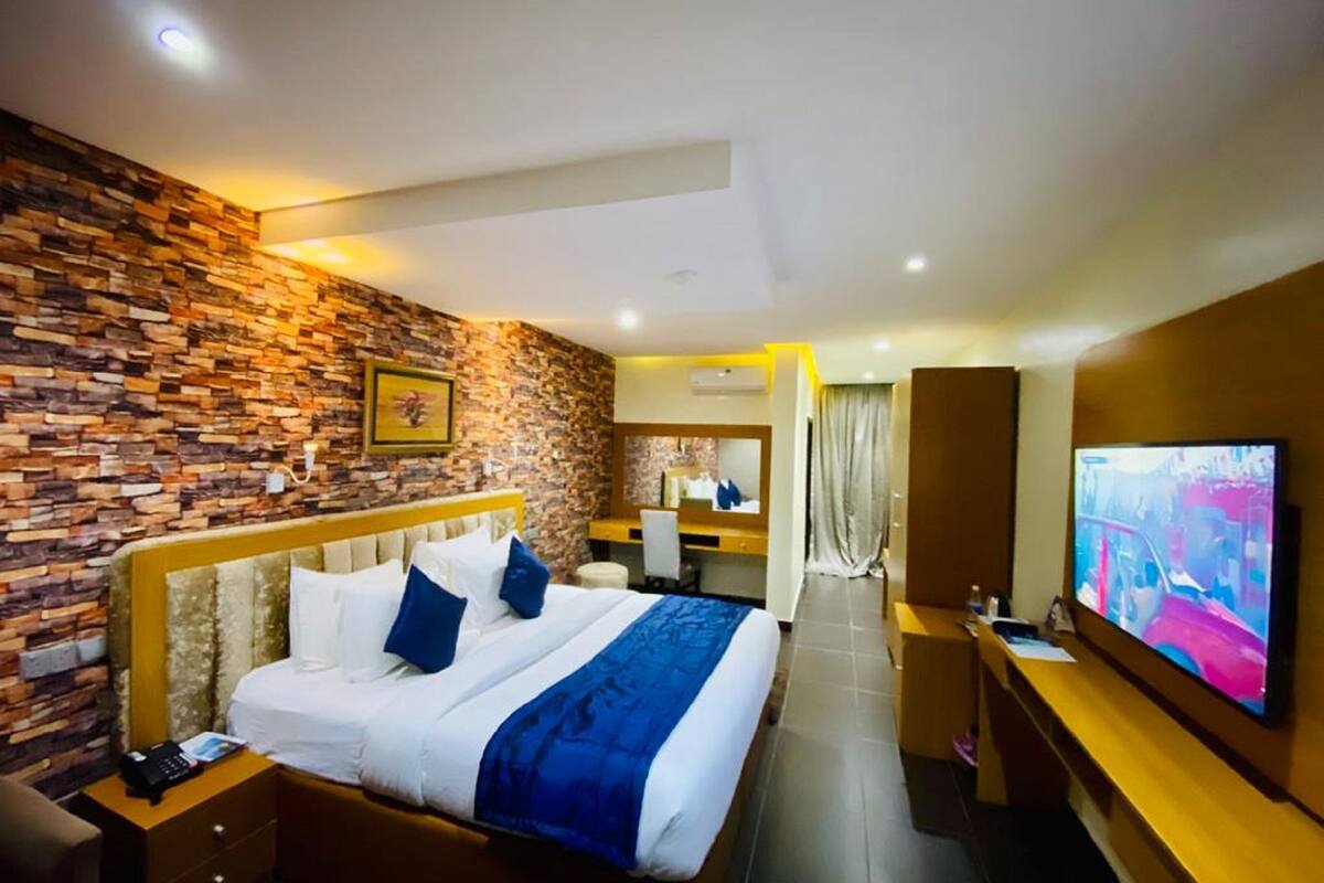 1 bedroom, egyptian cotton sheets, premium bedding, down duvets